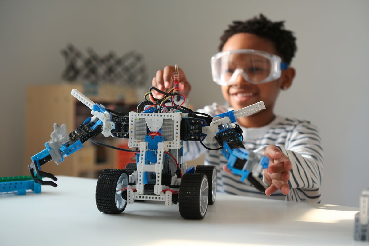 Enfant créant un robot avec REET